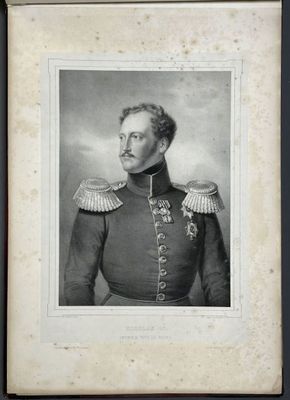 une vieille photo d'un homme en uniforme militaire, portant une moustache