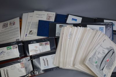 une pile de papiers et d'enveloppes posée sur une table