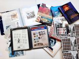 beaucoup de livres sur la table