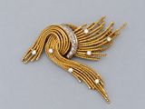 Gros plan sur une broche en or et diamants