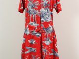une robe-chemise hawaïenne rouge ornée de palmiers