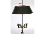 une lampe de table noire et dorée avec un abat-jour noir