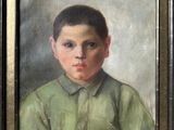 une peinture à l'huile représentant un garçon en chemise verte