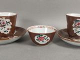 trois tasses à café et leurs soucoupes posées sur une table