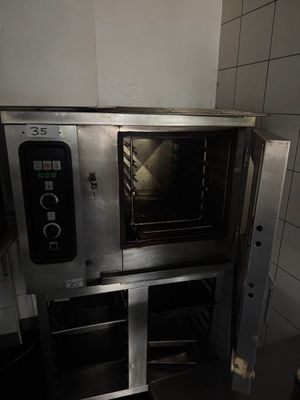 une image d'un four commercial dans une cuisine commerciale