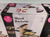 une boîte de raclette en bois posée sur une table