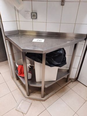 une poubelle dans un coin de la cuisine