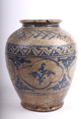un vase bleu et blanc posé sur une surface blanche