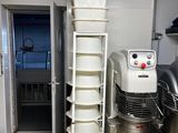une grande pile de vaisselle posée sur un support dans une cuisine