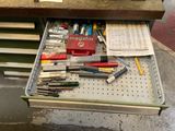 un tiroir rempli de stylos, de crayons et d'autres fournitures de bureau