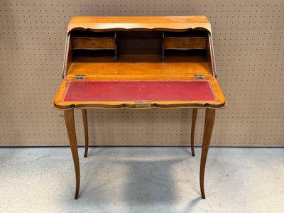 Bureau de pente. 90 x 74 x 46 cm.