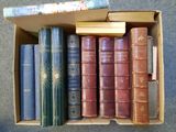 une boîte pleine de livres posée sur le sol
