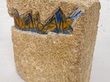 bloc de béton orné d'un motif bleu et jaune