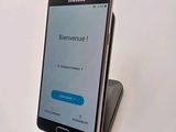 a cell phone that is sitting on top of a stand