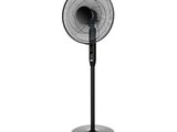 une image représentant un ventilateur sur pied noir sur fond blanc