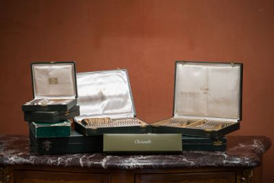 deux valises ouvertes posées sur une table en marbre