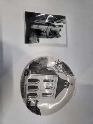 Un cendrier et une assiette decorative avec photos de monume…
