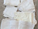 beaucoup de serviettes blanches par terre