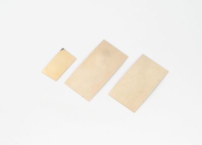 trois morceaux de bois posés les uns à côté des autres sur une surface blanche