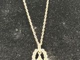 gros plan d'un collier auquel est attachée une étiquette