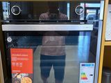 quelqu'un qui se prend en photo dans le four de la cuisine