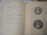deux pages d'un livre sur lesquelles figurent des photos de femmes