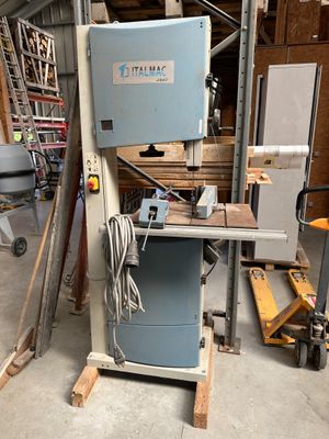 une machine qui se trouve dans un garage