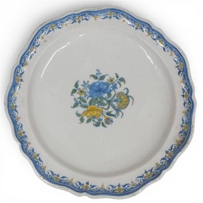 MOUSTIERS. Grand plat rond à bord contourné à décor polychro…