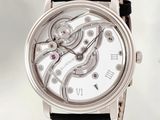 une image d'une montre en gros plan sur fond blanc