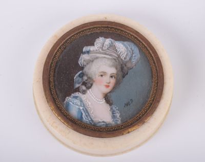 Portrait d'une dame en robe bleue et chapeau blanc