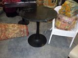 une table et des chaises dans une pièce contenant de nombreux objets