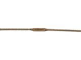 un bracelet en or avec un fermoir sur fond blanc