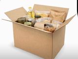 une boîte en carton remplie de nourriture et de condiments