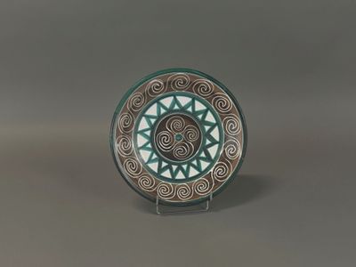 a picture of a decorative plate with a spiral design on it