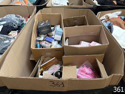 de nombreuses caisses remplies d'objets à l'arrière d'un camion