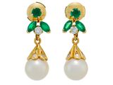 une photo d'une paire de boucles d'oreilles en perles et émeraudes