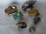 de nombreux types de chars miniatures posés sur une table