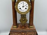 une horloge posée sur une table