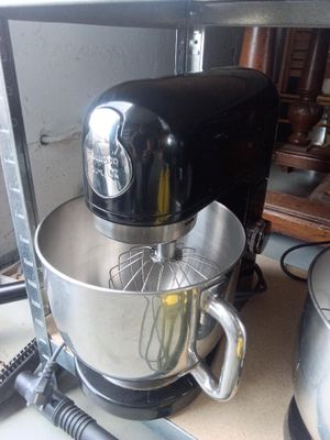 une photo d'un mixeur posé sur un plan de travail de cuisine