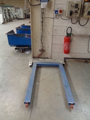 une photo d'un grand cadre métallique dans un garage