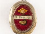 une photo d'une serrure rouge et dorée sur laquelle figure le nom « St Rocchi C »