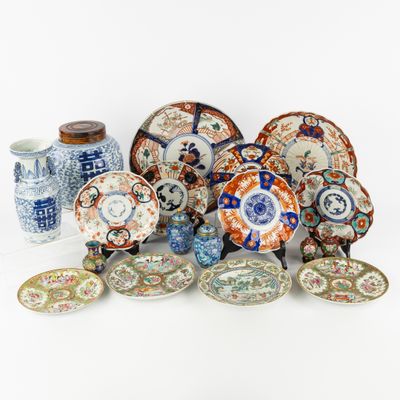 de nombreuses assiettes et vases de toutes sortes posés sur une table