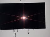 un téléviseur à écran plat accroché au mur d'une pièce