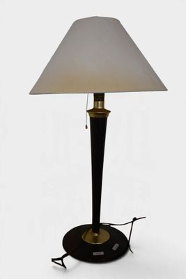 l'image d'une lampe posée sur une table