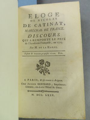 un livre ouvert posé sur une table à côté d'une tasse de café
