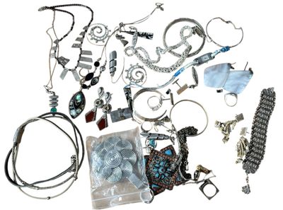 de nombreux types de colliers et de bracelets présentés ensemble