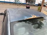 une voiture garée au bord de la rue