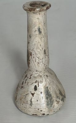 un vase en argent posé sur une table