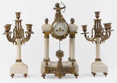 une horloge posée sur une table