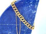 bracelet composé d'une pierre bleue à laquelle est attachée une chaîne en or